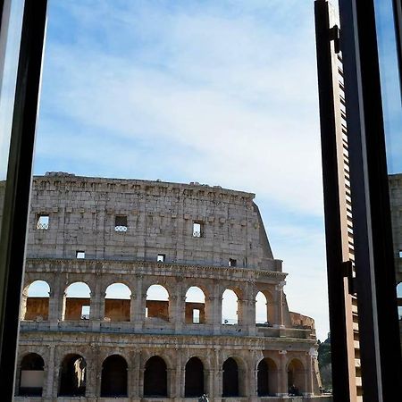 Jacuzzi In Front Of The Colosseum Рим Екстериор снимка