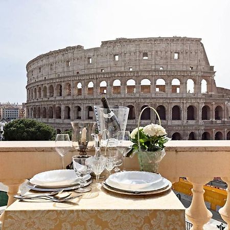 Jacuzzi In Front Of The Colosseum Рим Екстериор снимка