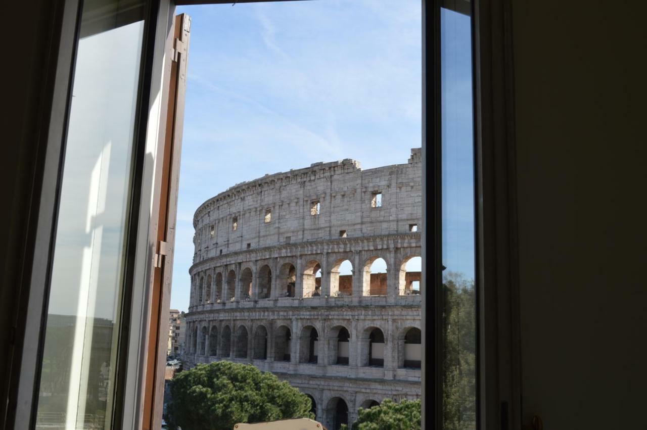 Jacuzzi In Front Of The Colosseum Рим Екстериор снимка