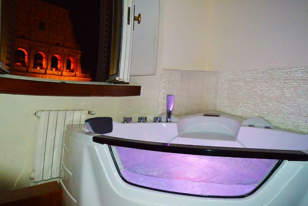 Jacuzzi In Front Of The Colosseum Рим Екстериор снимка