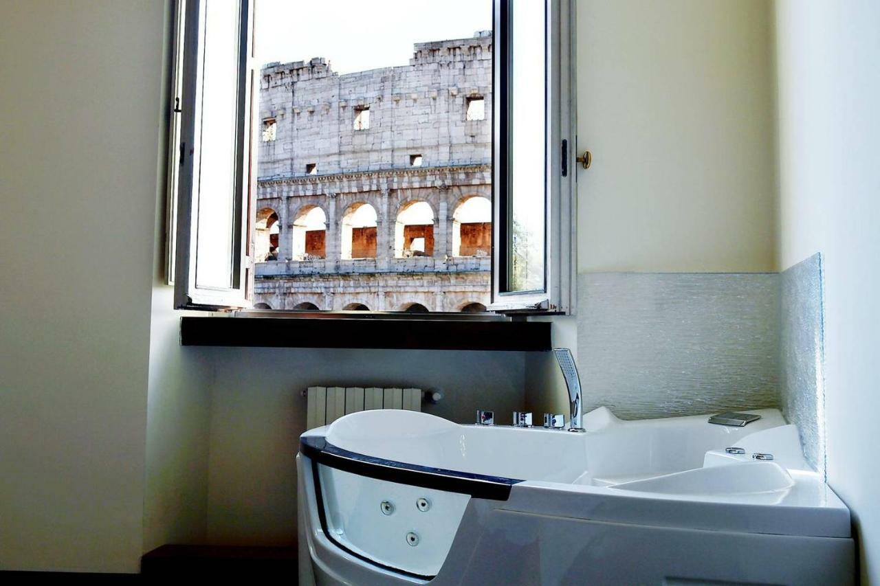 Jacuzzi In Front Of The Colosseum Рим Екстериор снимка