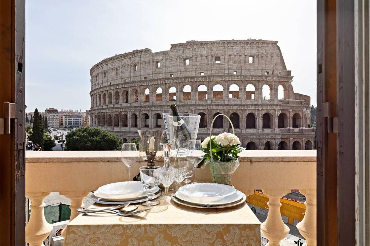 Jacuzzi In Front Of The Colosseum Рим Екстериор снимка