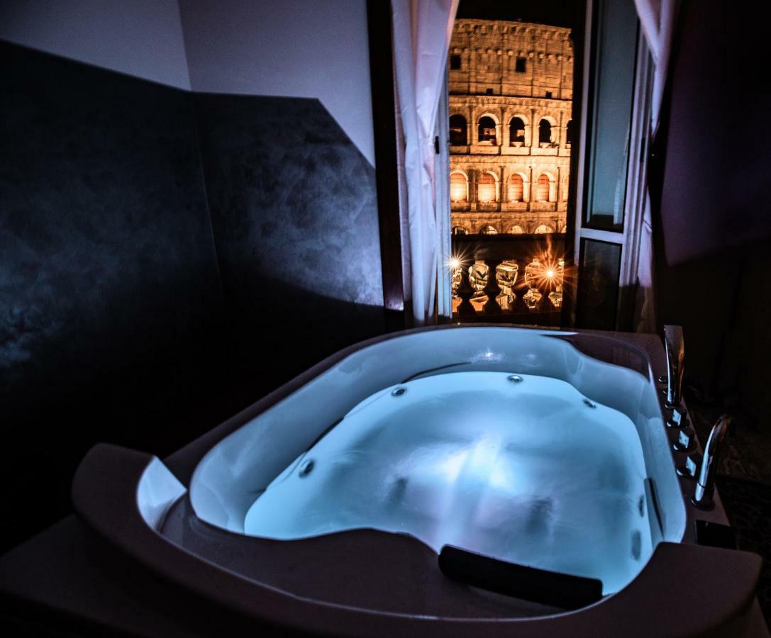 Jacuzzi In Front Of The Colosseum Рим Екстериор снимка