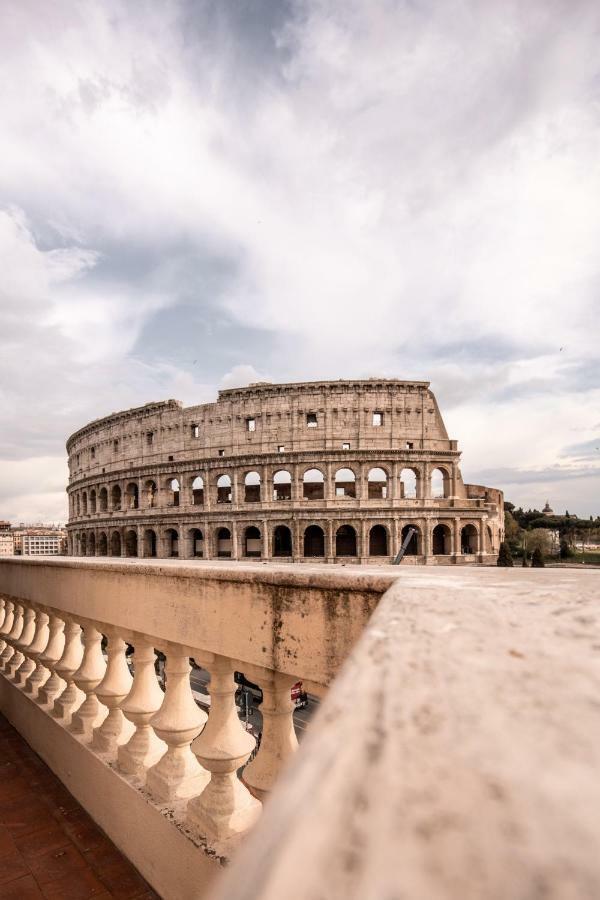 Jacuzzi In Front Of The Colosseum Рим Екстериор снимка